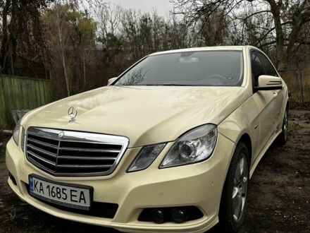 Желтый Мерседес 200, объемом двигателя 2.1 л и пробегом 670 тыс. км за 9999 $, фото 1 на Automoto.ua