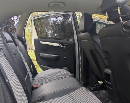 Серый Мерседес 200, объемом двигателя 2 л и пробегом 332 тыс. км за 6500 $, фото 7 на Automoto.ua