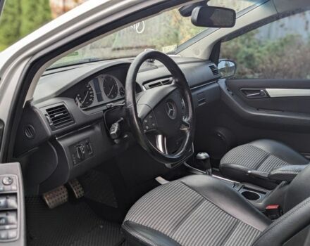 Серый Мерседес 200, объемом двигателя 2 л и пробегом 332 тыс. км за 6500 $, фото 4 на Automoto.ua