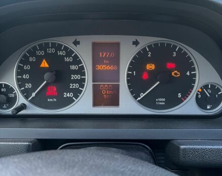 Серый Мерседес 200, объемом двигателя 2 л и пробегом 305 тыс. км за 5100 $, фото 8 на Automoto.ua