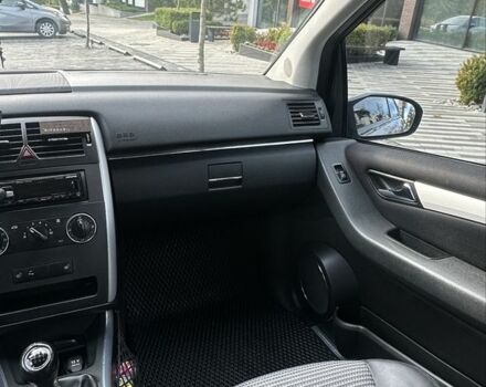 Серый Мерседес 200, объемом двигателя 2 л и пробегом 275 тыс. км за 5500 $, фото 6 на Automoto.ua