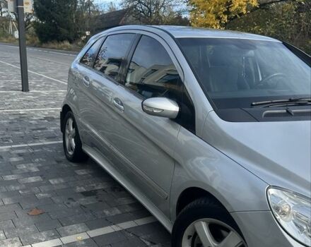 Серый Мерседес 200, объемом двигателя 2 л и пробегом 275 тыс. км за 5500 $, фото 2 на Automoto.ua