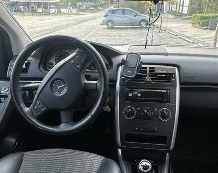 Серый Мерседес 200, объемом двигателя 2 л и пробегом 275 тыс. км за 5500 $, фото 5 на Automoto.ua