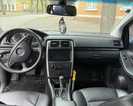 Серый Мерседес 200, объемом двигателя 2 л и пробегом 313 тыс. км за 7900 $, фото 3 на Automoto.ua