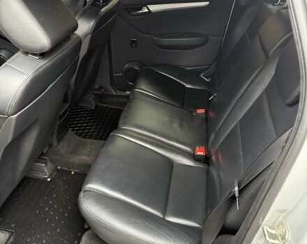 Серый Мерседес 200, объемом двигателя 2 л и пробегом 313 тыс. км за 7900 $, фото 4 на Automoto.ua