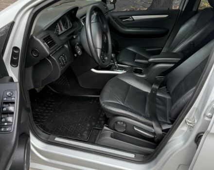 Серый Мерседес 200, объемом двигателя 2 л и пробегом 313 тыс. км за 7900 $, фото 7 на Automoto.ua