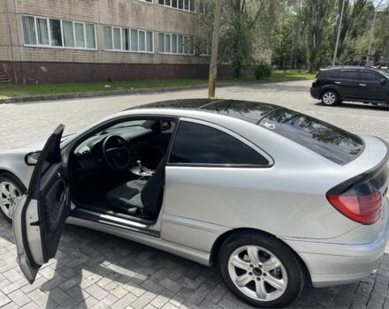 Серый Мерседес 200, объемом двигателя 1.8 л и пробегом 200 тыс. км за 2200 $, фото 1 на Automoto.ua