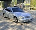 Серый Мерседес 200, объемом двигателя 2 л и пробегом 333 тыс. км за 4500 $, фото 1 на Automoto.ua