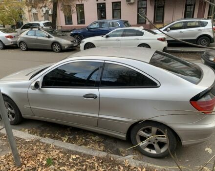 Серый Мерседес 200, объемом двигателя 2 л и пробегом 240 тыс. км за 3300 $, фото 3 на Automoto.ua