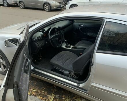 Серый Мерседес 200, объемом двигателя 2 л и пробегом 240 тыс. км за 3300 $, фото 2 на Automoto.ua