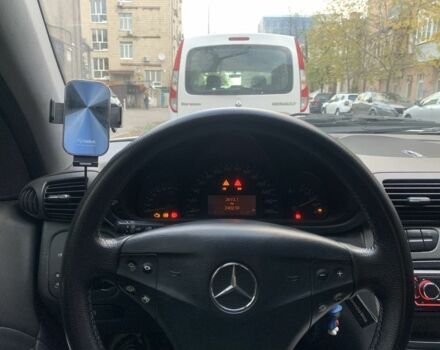 Серый Мерседес 200, объемом двигателя 2 л и пробегом 240 тыс. км за 3300 $, фото 4 на Automoto.ua