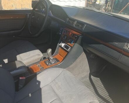 Серый Мерседес 200, объемом двигателя 2 л и пробегом 350 тыс. км за 2100 $, фото 6 на Automoto.ua