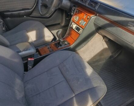 Серый Мерседес 200, объемом двигателя 2 л и пробегом 350 тыс. км за 2100 $, фото 4 на Automoto.ua