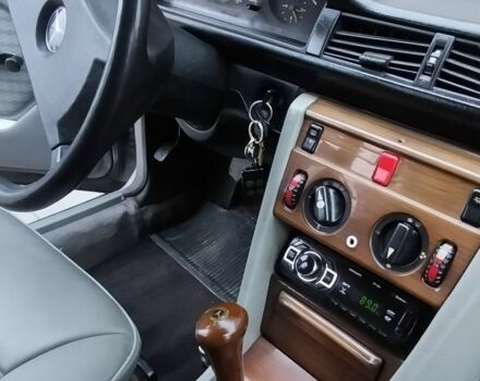 Серый Мерседес 200, объемом двигателя 2 л и пробегом 400 тыс. км за 2436 $, фото 7 на Automoto.ua