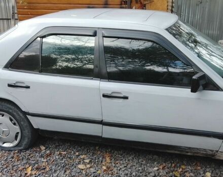 Серый Мерседес 200, объемом двигателя 2 л и пробегом 350 тыс. км за 998 $, фото 5 на Automoto.ua