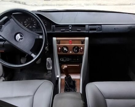 Серый Мерседес 200, объемом двигателя 2 л и пробегом 400 тыс. км за 2436 $, фото 6 на Automoto.ua