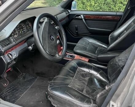 Серый Мерседес 200, объемом двигателя 2 л и пробегом 343 тыс. км за 1200 $, фото 2 на Automoto.ua