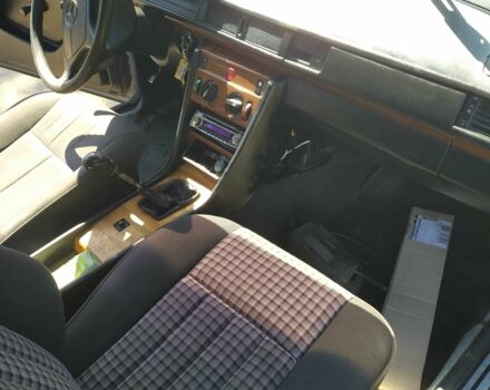 Серый Мерседес 200, объемом двигателя 2 л и пробегом 670 тыс. км за 1435 $, фото 2 на Automoto.ua