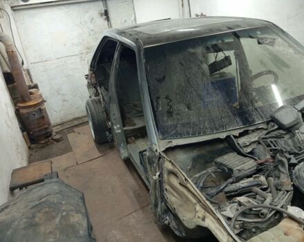 Серый Мерседес 200, объемом двигателя 2 л и пробегом 450 тыс. км за 1400 $, фото 4 на Automoto.ua