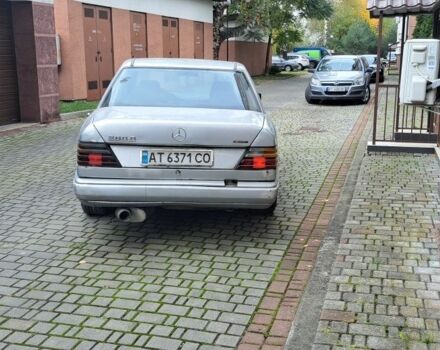 Серый Мерседес 200, объемом двигателя 2 л и пробегом 360 тыс. км за 1100 $, фото 4 на Automoto.ua