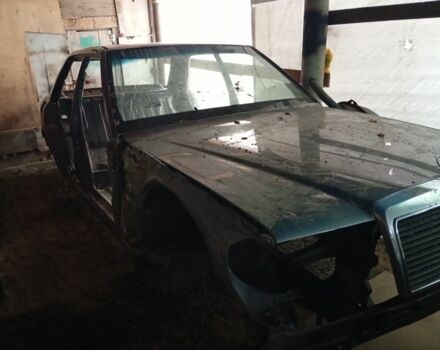 Серый Мерседес 200, объемом двигателя 2 л и пробегом 450 тыс. км за 1400 $, фото 1 на Automoto.ua