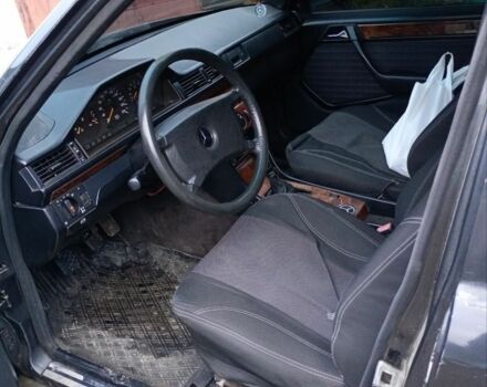 Сірий Мерседес 200, об'ємом двигуна 2 л та пробігом 70 тис. км за 2000 $, фото 5 на Automoto.ua