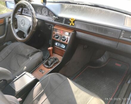 Сірий Мерседес 200, об'ємом двигуна 2 л та пробігом 300 тис. км за 1619 $, фото 4 на Automoto.ua