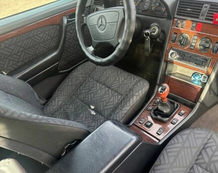 Серый Мерседес 200, объемом двигателя 2.8 л и пробегом 422 тыс. км за 2400 $, фото 5 на Automoto.ua