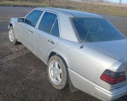 Серый Мерседес 200, объемом двигателя 2 л и пробегом 332 тыс. км за 3200 $, фото 2 на Automoto.ua