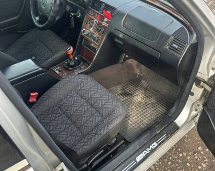 Серый Мерседес 200, объемом двигателя 2.8 л и пробегом 422 тыс. км за 2400 $, фото 4 на Automoto.ua