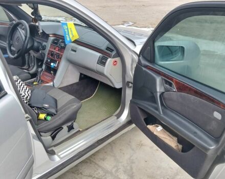 Серый Мерседес 200, объемом двигателя 2 л и пробегом 250 тыс. км за 3000 $, фото 4 на Automoto.ua