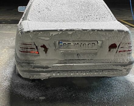 Серый Мерседес 200, объемом двигателя 2 л и пробегом 350 тыс. км за 3800 $, фото 7 на Automoto.ua