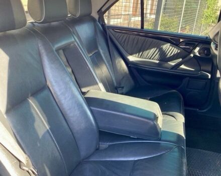 Серый Мерседес 200, объемом двигателя 2 л и пробегом 350 тыс. км за 3800 $, фото 2 на Automoto.ua