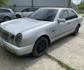 Сірий Мерседес 200, об'ємом двигуна 2 л та пробігом 320 тис. км за 2589 $, фото 1 на Automoto.ua