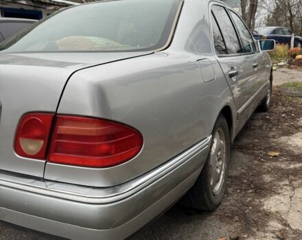 Серый Мерседес 200, объемом двигателя 2 л и пробегом 350 тыс. км за 3500 $, фото 2 на Automoto.ua