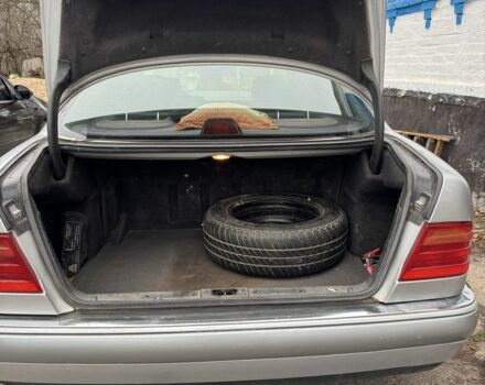 Серый Мерседес 200, объемом двигателя 2 л и пробегом 350 тыс. км за 3500 $, фото 5 на Automoto.ua