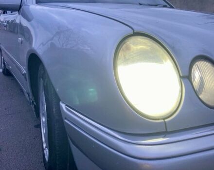 Серый Мерседес 200, объемом двигателя 2 л и пробегом 350 тыс. км за 3800 $, фото 4 на Automoto.ua