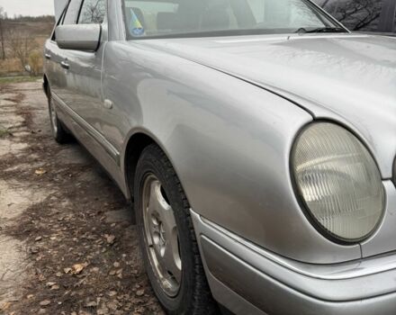 Серый Мерседес 200, объемом двигателя 2 л и пробегом 350 тыс. км за 3500 $, фото 3 на Automoto.ua