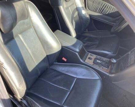 Серый Мерседес 200, объемом двигателя 2 л и пробегом 350 тыс. км за 3800 $, фото 3 на Automoto.ua