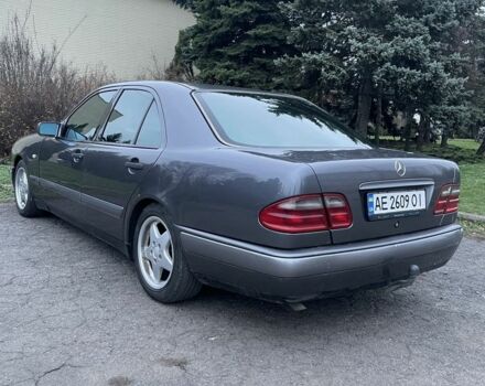 Серый Мерседес 200, объемом двигателя 2 л и пробегом 270 тыс. км за 3100 $, фото 3 на Automoto.ua