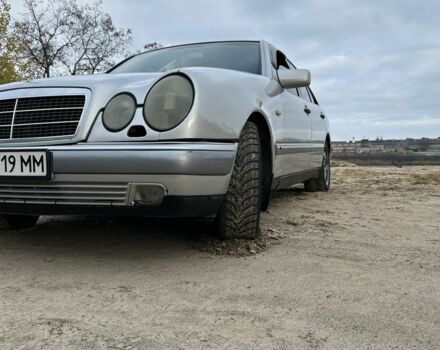 Серый Мерседес 200, объемом двигателя 2 л и пробегом 500 тыс. км за 2600 $, фото 1 на Automoto.ua