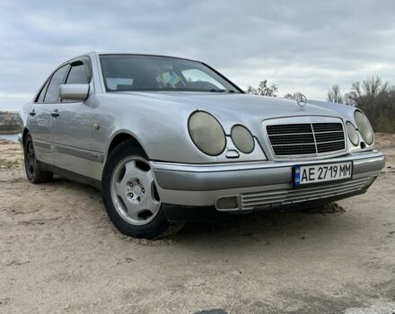 Серый Мерседес 200, объемом двигателя 2 л и пробегом 500 тыс. км за 2600 $, фото 2 на Automoto.ua