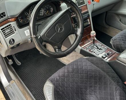 Серый Мерседес 200, объемом двигателя 2 л и пробегом 500 тыс. км за 2600 $, фото 7 на Automoto.ua