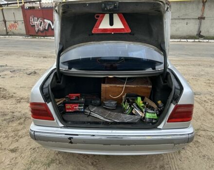 Серый Мерседес 200, объемом двигателя 2 л и пробегом 500 тыс. км за 2600 $, фото 6 на Automoto.ua