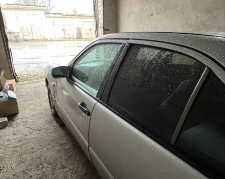 Сірий Мерседес 200, об'ємом двигуна 2.2 л та пробігом 400 тис. км за 3600 $, фото 1 на Automoto.ua