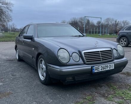 Серый Мерседес 200, объемом двигателя 2 л и пробегом 270 тыс. км за 3100 $, фото 1 на Automoto.ua