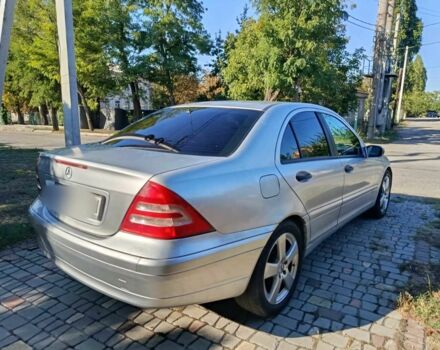 Серый Мерседес 200, объемом двигателя 2 л и пробегом 400 тыс. км за 4200 $, фото 3 на Automoto.ua