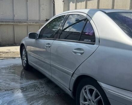 Серый Мерседес 200, объемом двигателя 2 л и пробегом 241 тыс. км за 2000 $, фото 2 на Automoto.ua