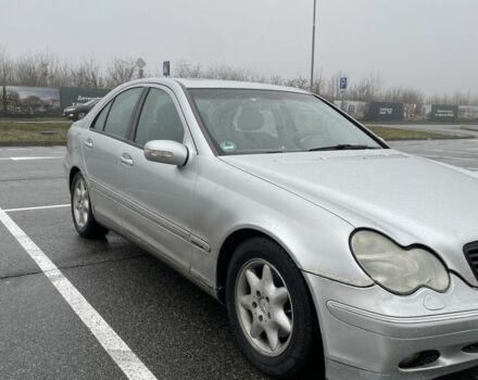 Серый Мерседес 200, объемом двигателя 2 л и пробегом 284 тыс. км за 3700 $, фото 3 на Automoto.ua