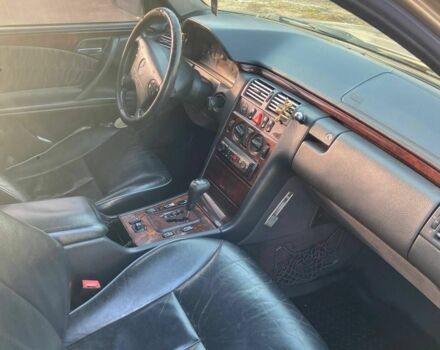 Серый Мерседес 200, объемом двигателя 3.2 л и пробегом 400 тыс. км за 1950 $, фото 7 на Automoto.ua